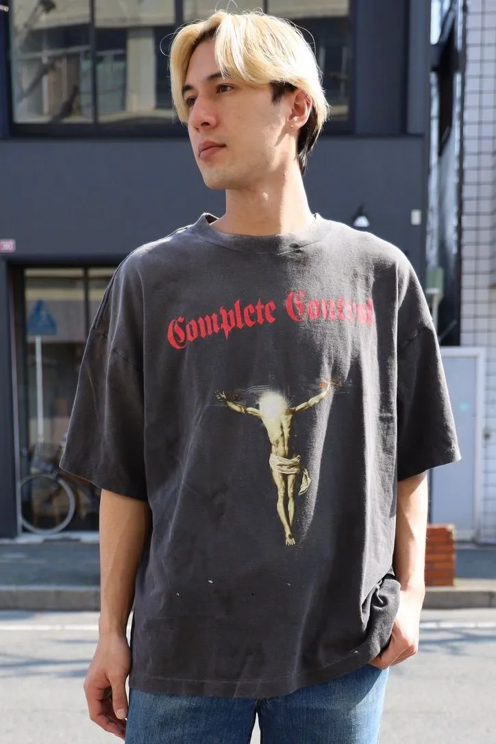 SAINT Mxxxxxx × Kosuke Kawamura KK_SS TEE/COMPLETE CONTRL/BLK KK joint model Jesus AK submachine gun cross printed TEE Washed black S-XL KK joint model's creative Jesus cross has never disappointed. Faded and washed with sulfur dye to make it distressed. Hole treatment. Printing is repeatedly revised and sketched. Extremely restored ZP. Cylindrical side seam high weight fabric. Stiff and comfortable. Correct accessories. Customized co-branded wash mark/little angel mark, top purchasing agent level